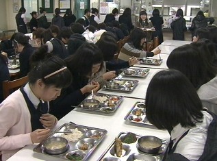 '무상급식은 정치인가? 정책인가?'