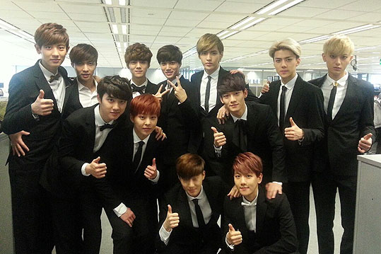 [핫포토] 대세 아이돌 엑소, SBS 보도국에서 찰칵 관련 이미지