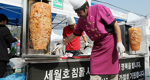 기사 대표 이미지:터키인 4명 "모른 채 할 수 없어 케밥이라도…"