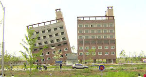 준공 앞둔 7층 건물이 '기우뚱' 붕괴 위기