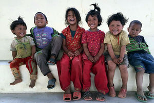 [슬라이드 포토] 적십자 긴급의료단, 네팔서 본격 진료&hellip;'아이들의 미소'