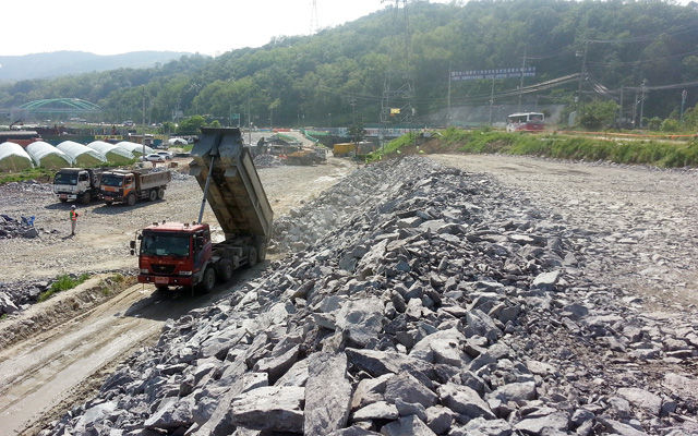 남의땅에 돌무더기