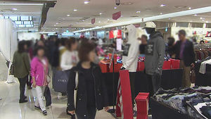 대규모 할인행사 덕?…백화점 매출 큰 폭 증가