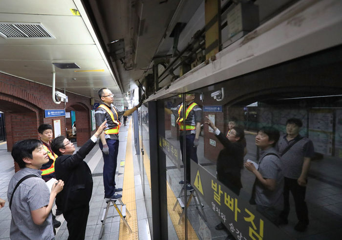 기사 대표 이미지:끊이지 않는 스크린도어 사고…올해만 3명 목숨 잃어