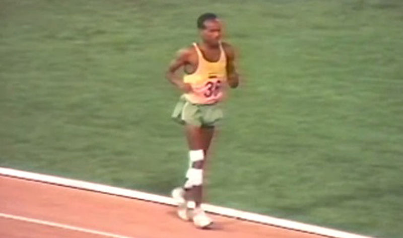 악독한 기후 조건에도 끝까지 완주를 포기하지 않은 탄자니아의 존 스테판 아크와리 (사진=coachkyleelmendorf 홈페이지 캡처)