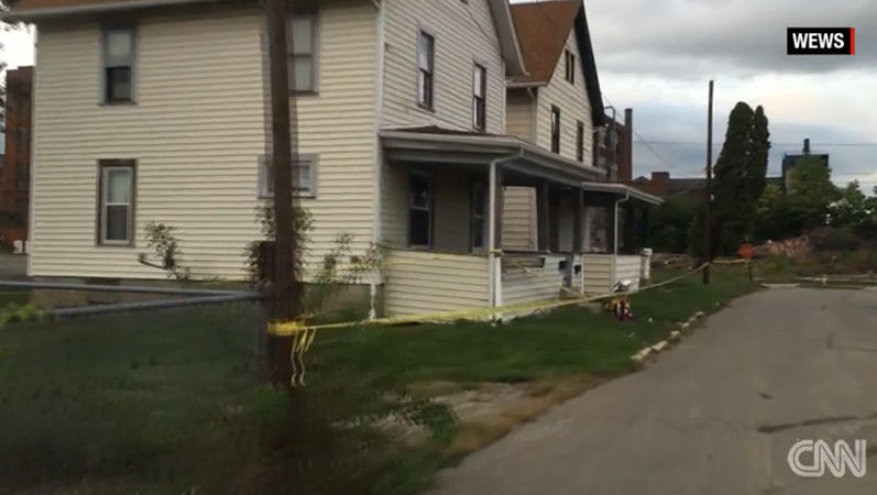 폴리스 라인이 쳐진 집 전경