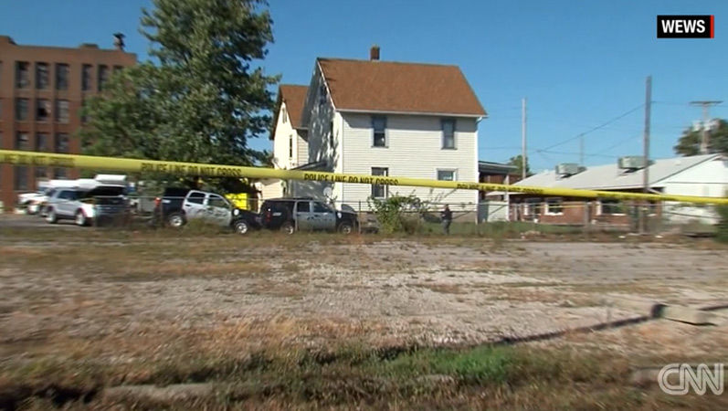 폴리스라인이 쳐진 집 전경