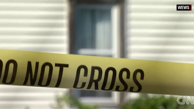 폴리스라인이 쳐진 집 전경