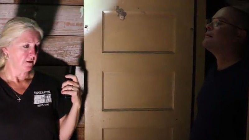 호텔에 대해 설명하는 게디 부부