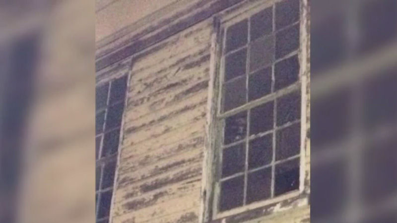 창문 안쪽을 보면 해골 같은 사람의 모습이 보임