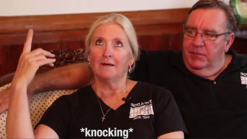 방송사 인터뷰 도중 위층에서 노크 소리자 들리자 손가락으로 2층을 가리키며 설명함