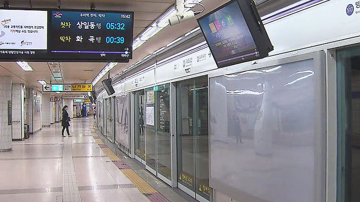 기사 대표 이미지:김포공항역 안전문 승객 사망사고