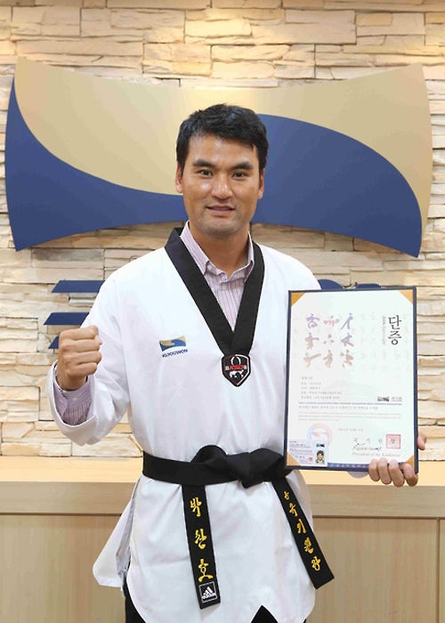 기사 대표 이미지:국기원, 전 메이저리거 박찬호에게 태권도 명예 단증 수여