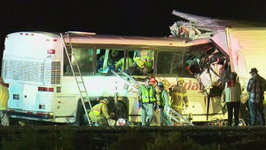 너덜너덜해진 차량…美 버스 사고로 13명 사망