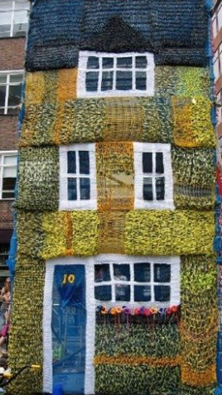 뜨개질을 실로 꾸민 집