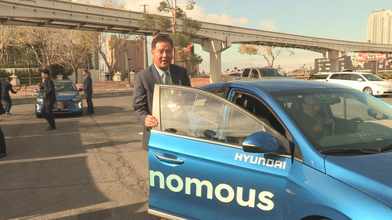 현대 차의 자율주행 차에 시승하는 기자