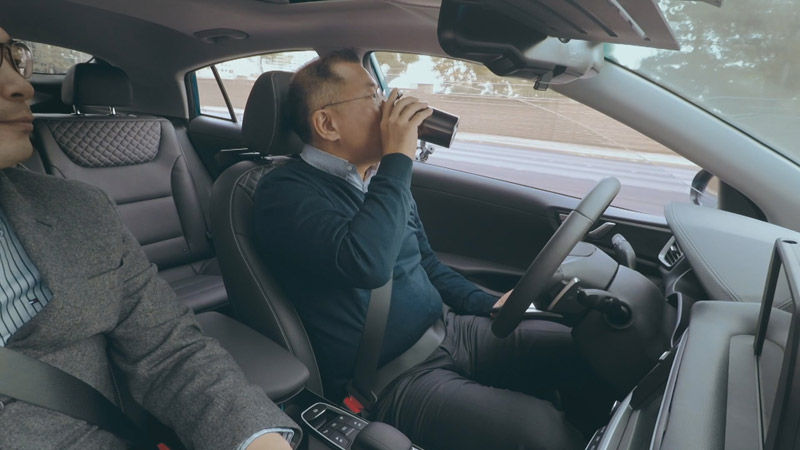 자율주행차 운전석에 앉아 커피 마시는 정의선 부회장
