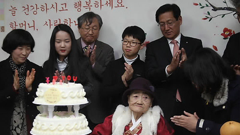 기사 대표 이미지:위안부 피해자 김복득 할머니 100세 생신 축하연