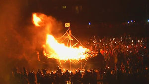 바이킹 배로 횃불 던지는 사람들…유럽 최대 불 축제