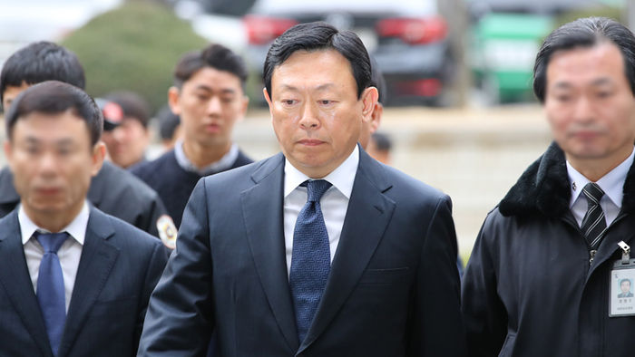 기사 대표 이미지:"신동빈, 현안 정리돼야 롯데월드타워 입주"