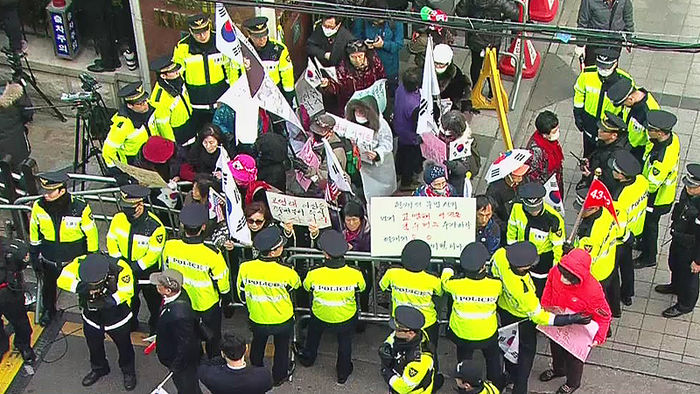 기사 대표 이미지:긴장감 감도는 삼성동 朴 자택…바닥에 드러누운 지지자들