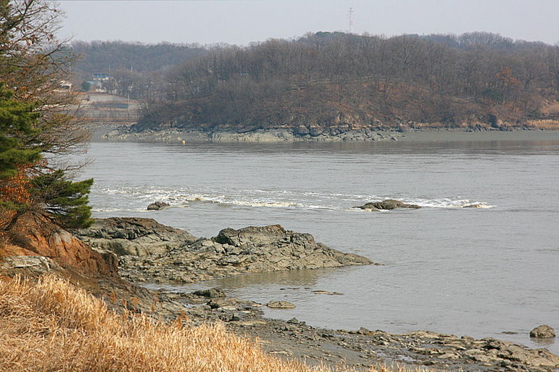 손돌목은 유속이 빠르고 폭이 좁은 전략요충지였다.