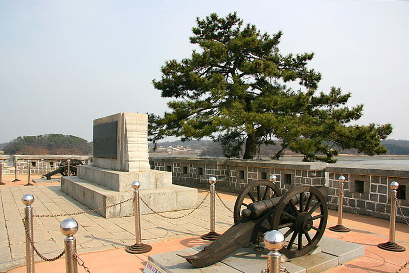 용두돈대의 대포. 미군 대포에 비해 성능 면에서 비교 대상이 아니었다.