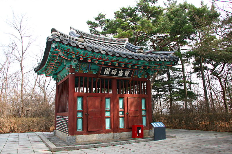 쌍충비각. 광성보 전투에서 전사한 어재연 장군과 그의 동생인 어재순을 기리고 있다.
