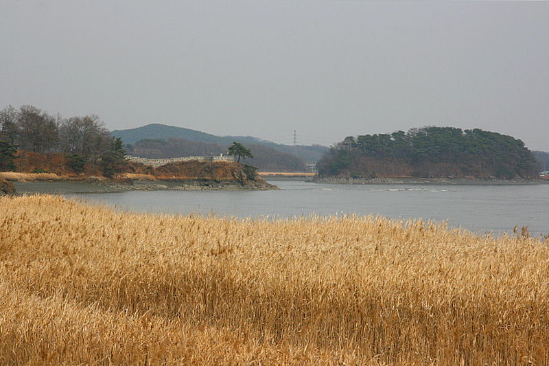 용두돈대는 아직도 강화해협을 지키고 있다.