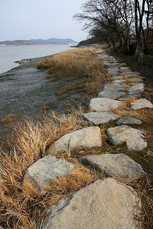 돌길이 주는 길의 거칠고 투박함이 걸음걸이의 조심스러움을 강제한다.