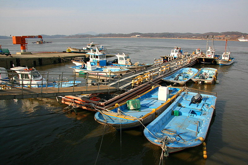 초지포구에는 조업을 끝낸 배들이 한가로이 포구에서 몸을 쉬고 있었다.