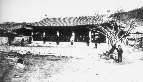 강화도조약이 체결된 연무당. 주위를 일본군이 둘러싸고 있다.