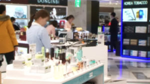 '사드 보복' 중국인 단체 관광객 '뚝'&hellip;면세점 매출 19% 감소