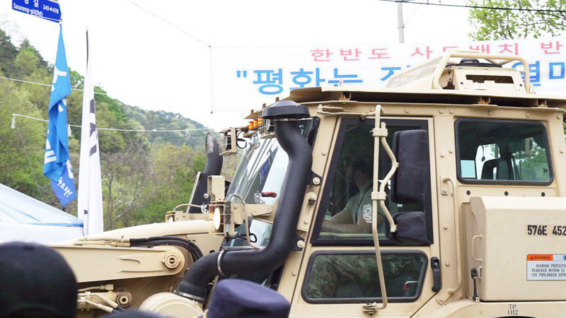 기사 대표 이미지:미군 중장비 2대 성주골프장 반입…경찰·주민 몸싸움