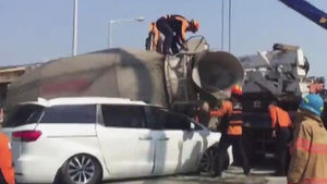 레미콘에 깔려 구겨진 승합차&hellip;휴가 떠난 일가족 참변