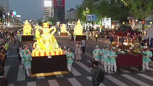 거리 밝힌 불빛들&hellip;'차별 없는 세상' 소망 담은 연등 행렬