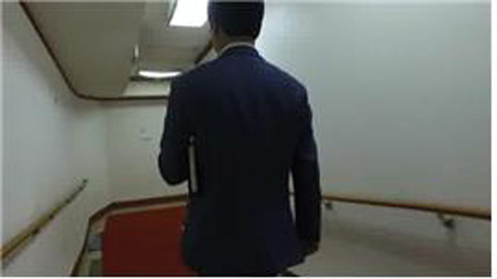 미로 같은 통로를 3번 돌아야…