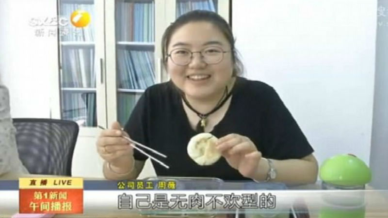 활짝 웃고 있는 10kg 뺀 여직원