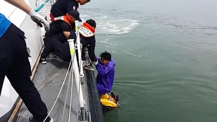 기사 대표 이미지:신안 해상서 어선 전복…선원 3명 해경에 전원 구조