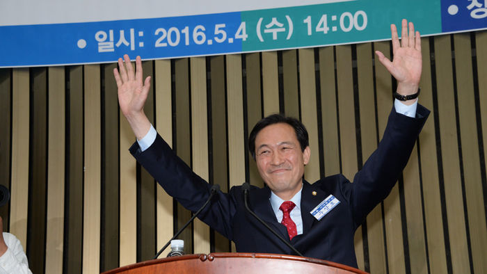원내대표 당선 직후. 예상 밖 승리에 다소 어색하게 웃고 있다.