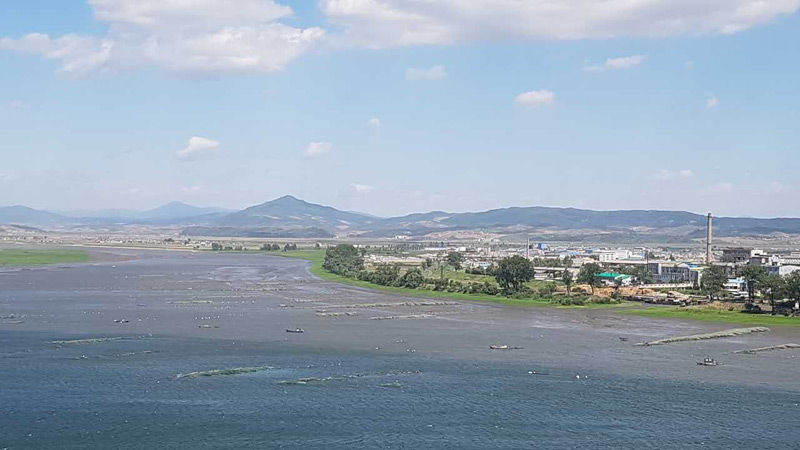 [취재파일] 압록강에서 실뱀장어 잡는 북한 어선들/신의주쪽 압록강