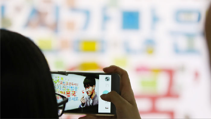 기존광고 촬영하는 시민들