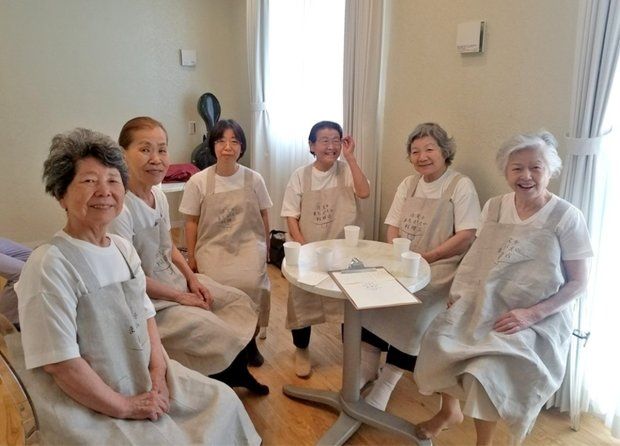 일본 치매 할머니 웨이터들