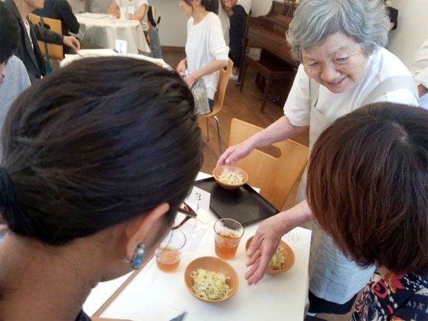일본 치매 할머니 웨이터들