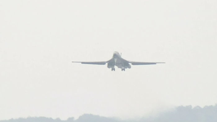 기사 대표 이미지:美 전략폭격기 B-1B 2대 또 한반도 출격…F-15K와 훈련