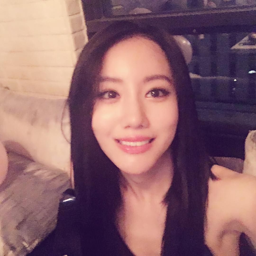 기사 대표 이미지:예뻐서 봤다가 헉! 출중한 실력 뽐내는 여성 드러머의 정체
