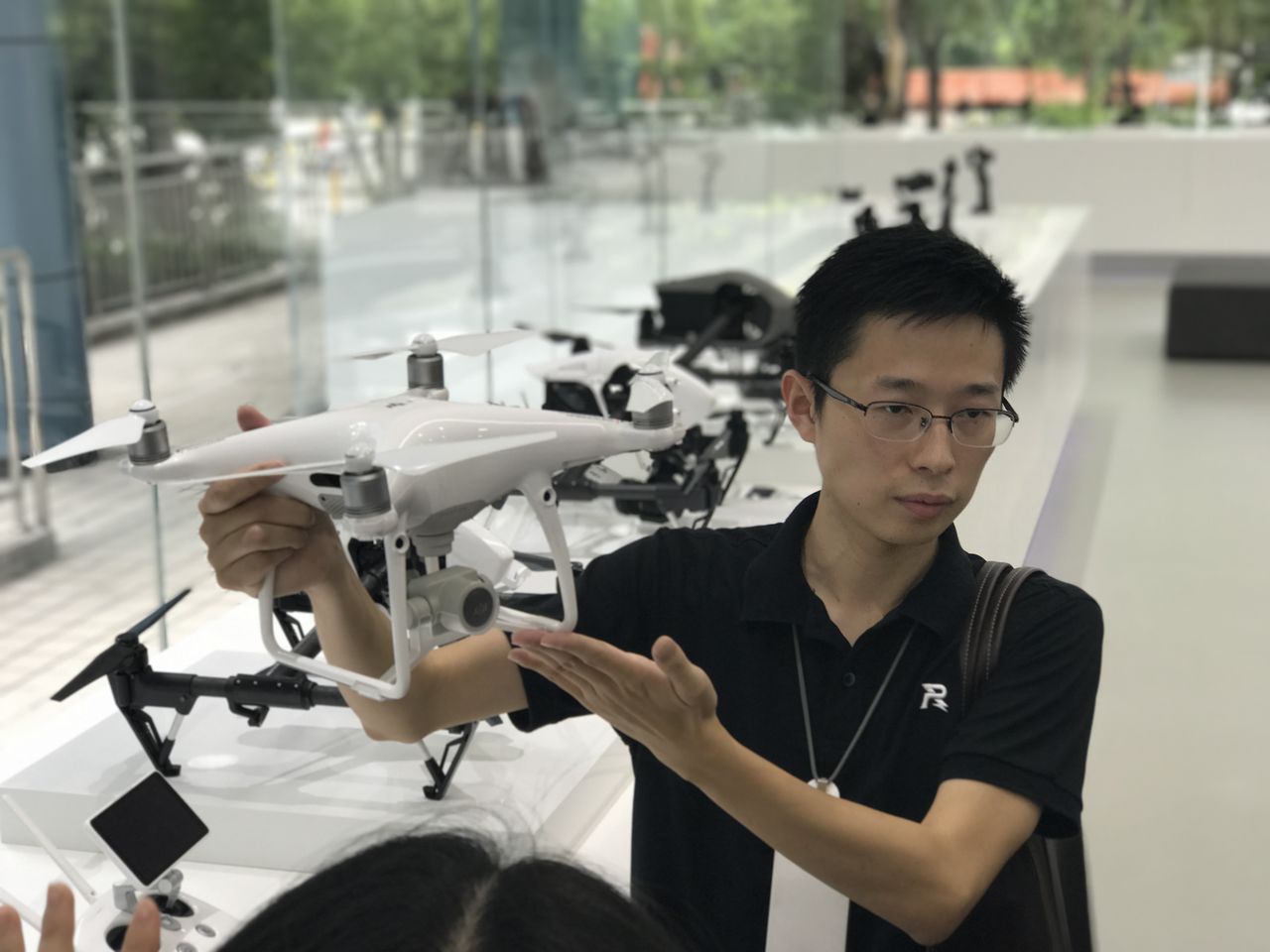 DJI 장판시 PR 매니저가 로봇 드론에 대해 설명하고 있다