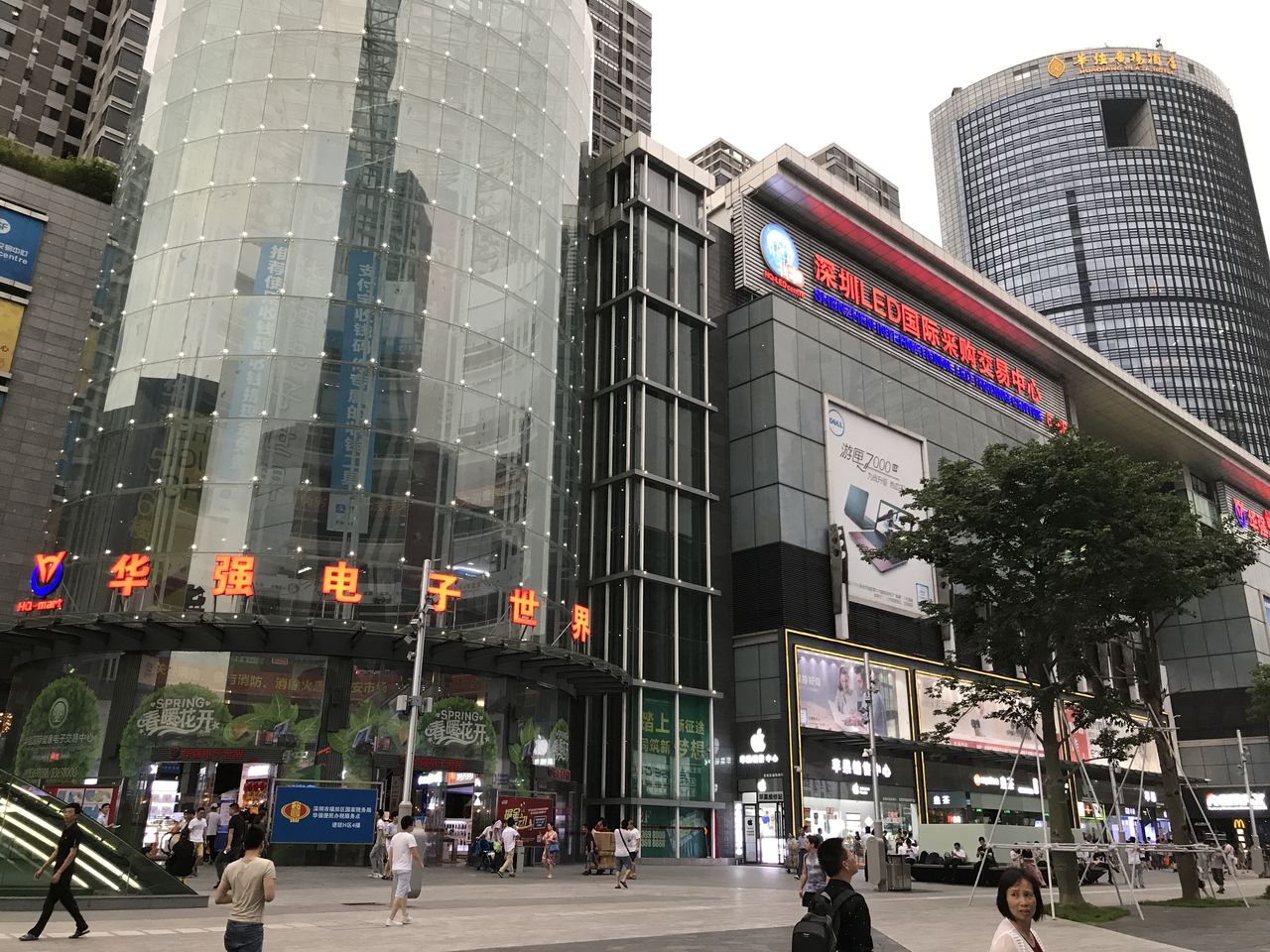 중국 화창베이의 전자제품 상가 모습
