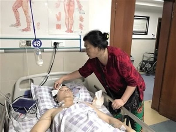 자신의 다리를 희생하며 할머니를 구한 중국 의인