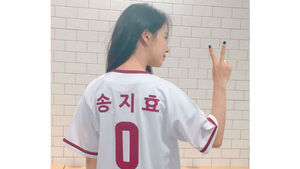 [SBS Star] Song Ji-hyo Spotted to Practice for Her First Baseball Pitch